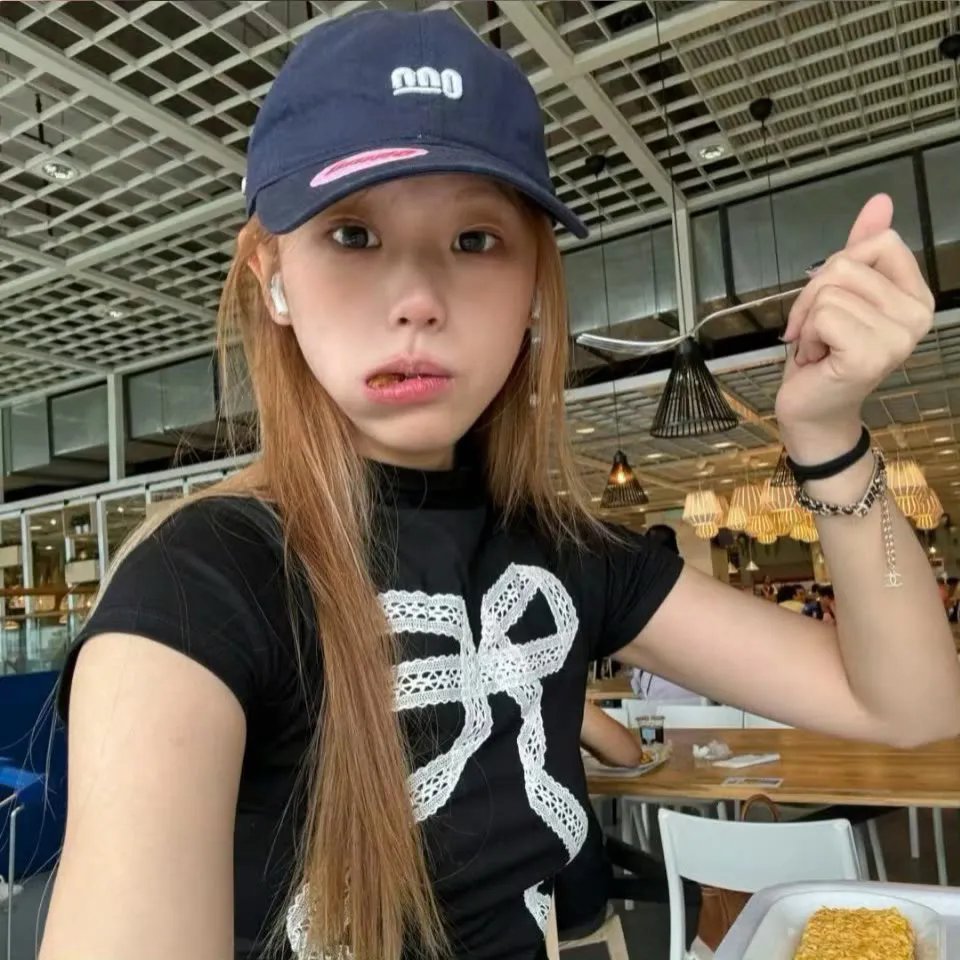 泳池怪诞